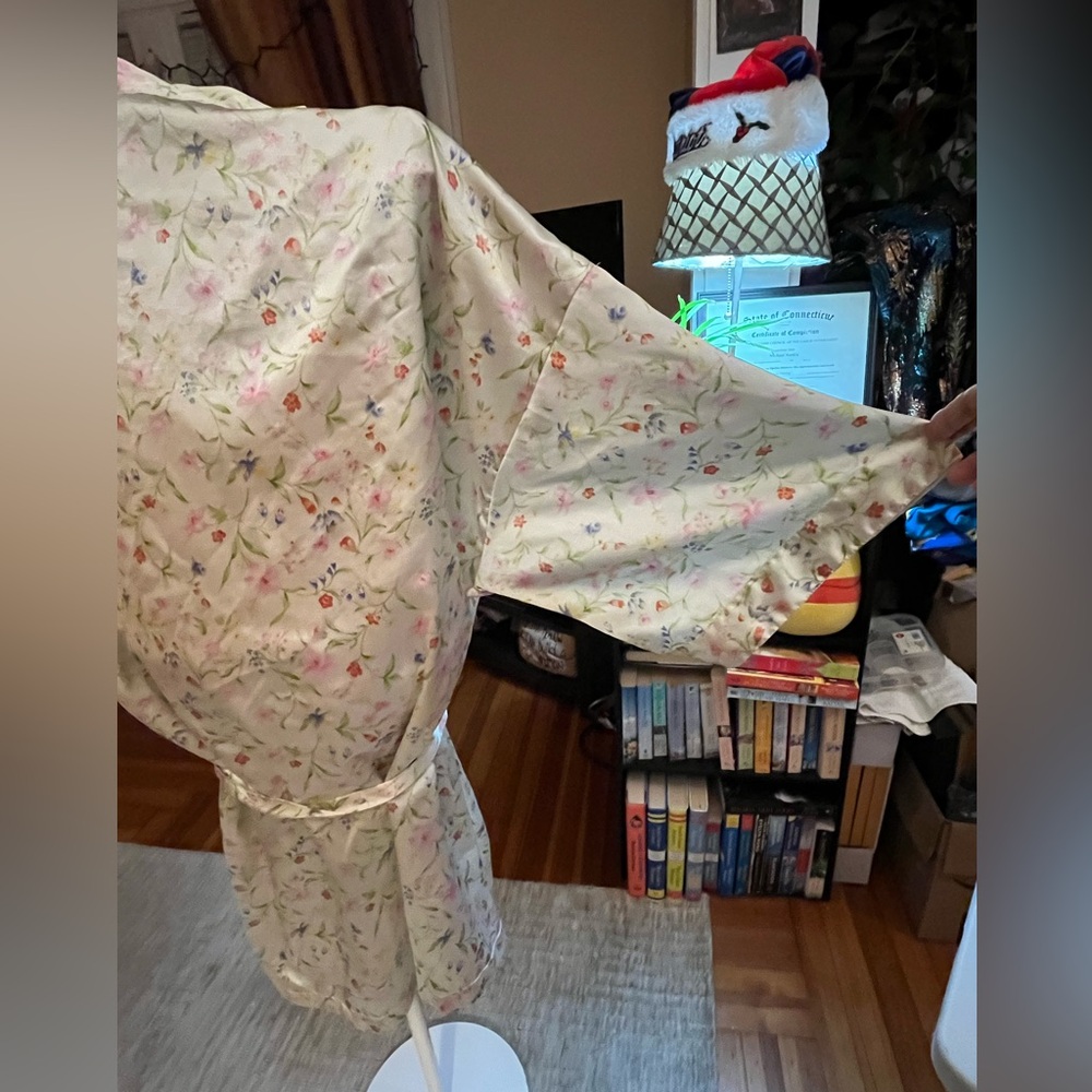 FINAL MARKDOWN PRICE! GREAT DEAL Vintage Whispers Floral Robe - Picture 2 of 10